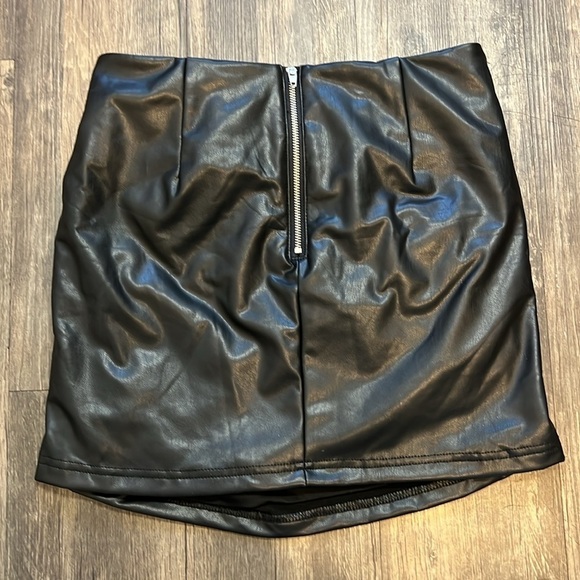 NWT Forever21 Black Faux Leather Twisted Mini Skirt With Back Zipper Size M - Picture 7 of 9